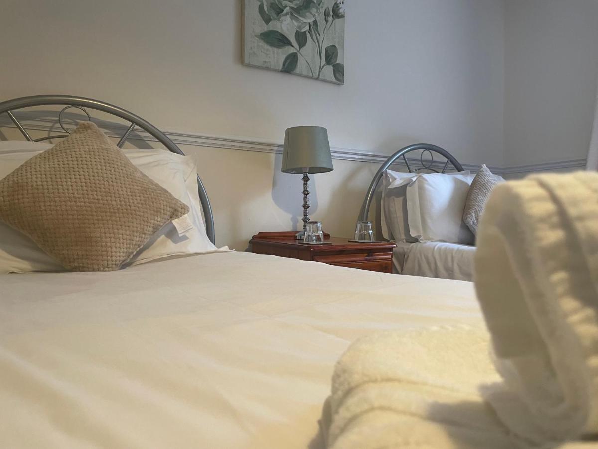 The Kings Arms Inn Montacute Bagian luar foto