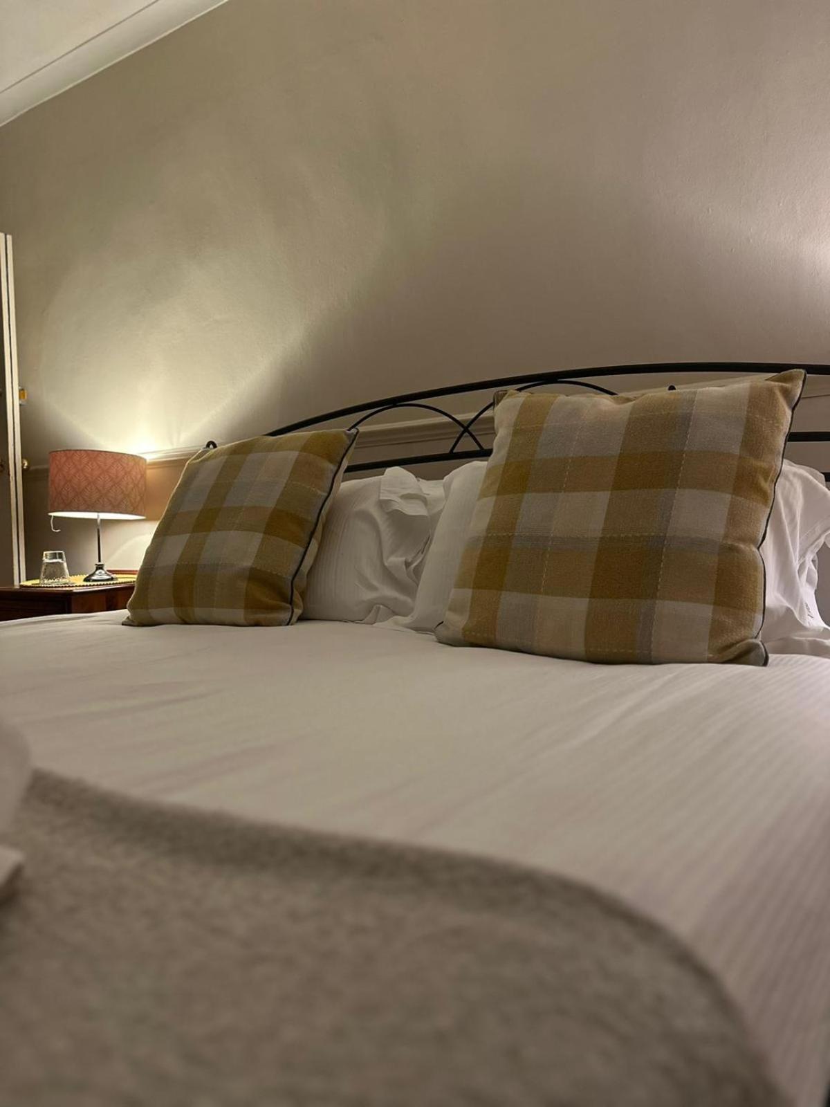 The Kings Arms Inn Montacute Bagian luar foto