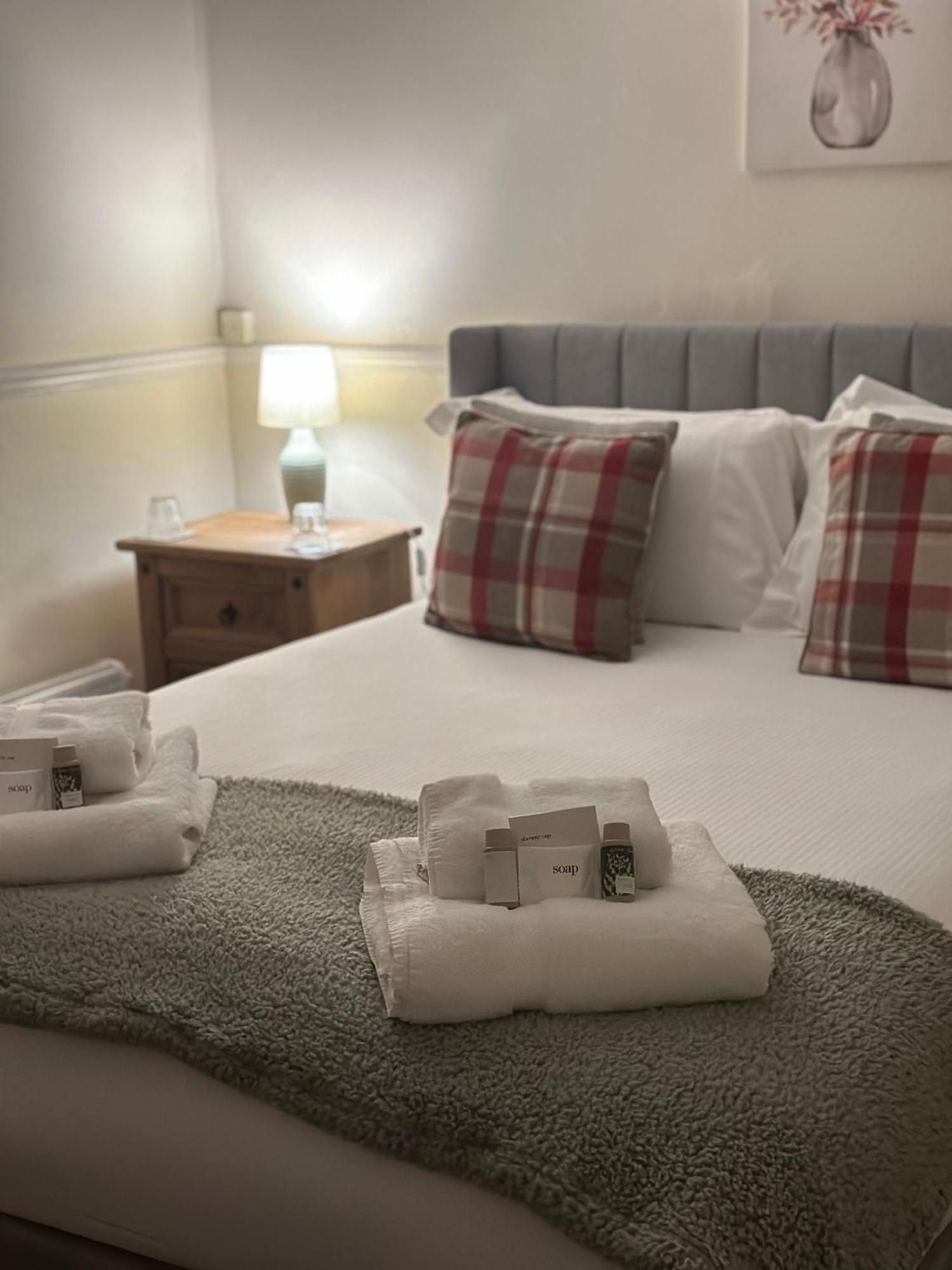 The Kings Arms Inn Montacute Bagian luar foto